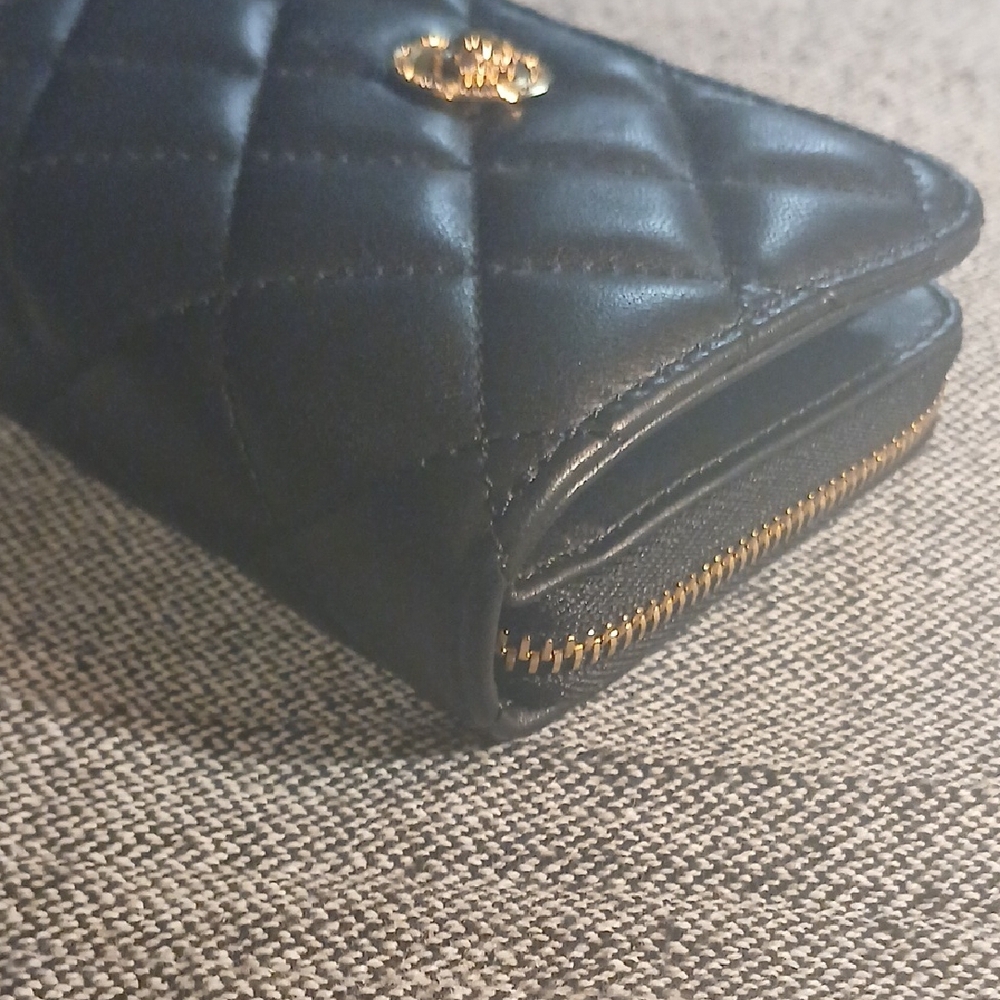 Versace Black Quilted Leather Wallet with Gold Medusa Logo - Picture 10 of 15